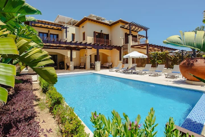 Villa AJ05 beside its private pool